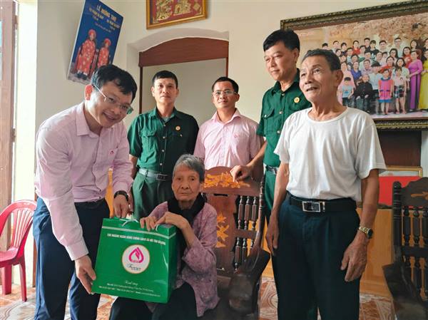 Ủy ban MTTQ Việt Nam phường Bắc An Phụ phối hợp với Phòng giao dịch Ngân hàng Chính sách xã hội Kinh Môn  tặng quà, động viên các gia đình chính sách, thương, bệnh binh có hoàn cảnh khó khăn 