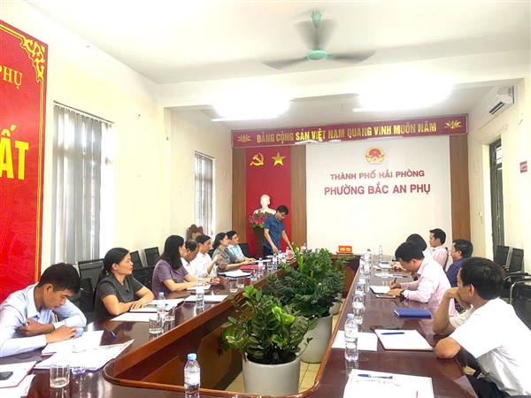 Các đồng chí lãnh đạo phường làm việc với Chi nhánh Ngân hàng Chính sách xã hội Thành phố Hải Phòng 