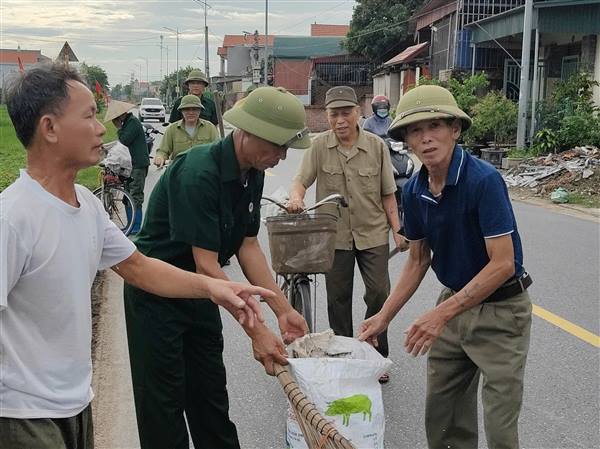 Phường Bắc An Phụ ra quân dọn vệ sinh môi trường, chỉnh trang đô thị, chào mừng Đại hội đại biểu Đảng bộ phường lần thứ Nhất nhiệm kỳ 2025-2030