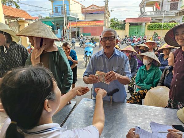 Nhân dân phường Bắc An Phụ phấn khởi nhận quà Tết Độc Lập 

