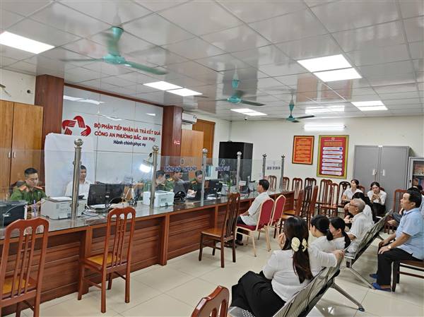 Ban thường vụ Đảng uỷ phường Bắc An Phụ chỉ đạo đổi thẻ đảng viên trong toàn Đảng bộ