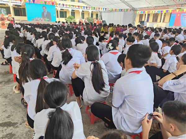 Hơn 4.200 cán bộ, giáo viên và học sinh ở các bậc học trên địa bàn phường Bắc An Phụ dự hội nghị trực tuyến Lễ kỷ niệm 80 năm truyền thống ngành Giáo dục và khai giảng năm học 2025-2026