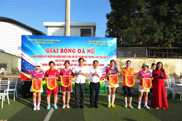 Đội bóng đá nữ Khối Doanh nghiệp xuất sắc giành giải nhất Giải bóng đá nữ phường Bắc An Phụ năm 2026