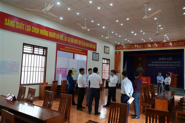 Đoàn công tác thành phố về kiểm tra tiến độ triển khai công tác bầu cử trên địa bàn phường Bắc An Phụ