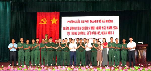 Các đồng chí lãnh đạo phường Bắc An Phụ thăm, động viên chiến sĩ mới nhập ngũ năm 2026