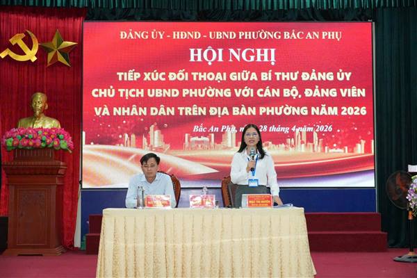 Đồng chí Bí thư Đảng uỷ và đồng chí Chủ tịch UBND phường tiếp xúc, đối thoại với cán bộ, đảng viên và Nhân dân trên địa bàn phường