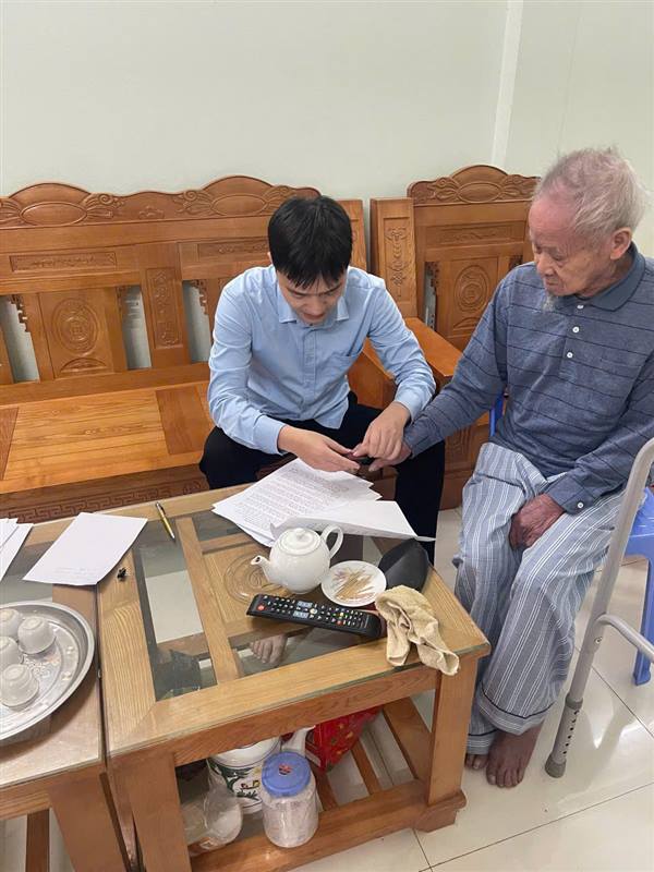 Trung tâm Phục vụ hành chính công phường Bắc An Phụ hỗ trợ người cao tuổi, người yếu thế thực hiện thủ tục hành chính tại nhà