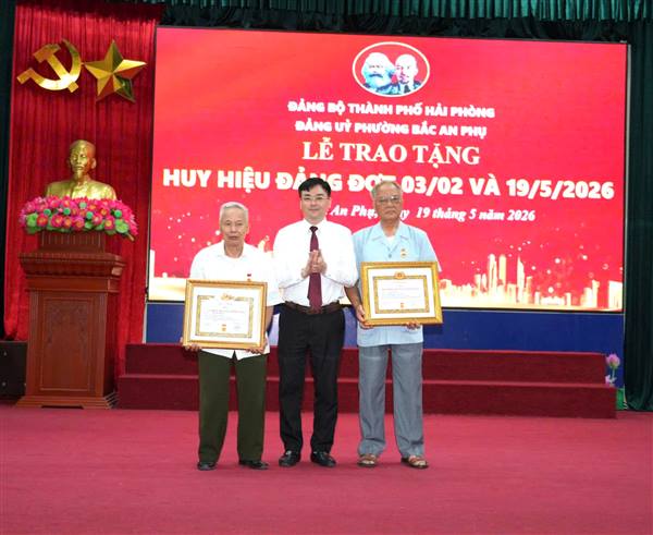 Đảng uỷ phường Bắc An Phụ tổ chức trao huy hiệu Đảng cho đảng viên đợt 03/02 và 19/5/2026