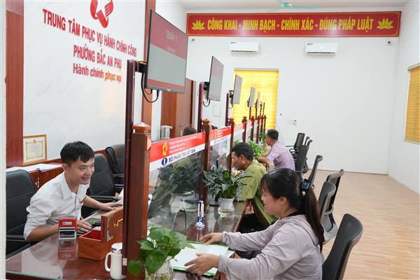 Người dân hài lòng với tinh thần phục vụ của cán bộ, công chức Trung tâm Phục vụ hành chính công phường Bắc An Phụ