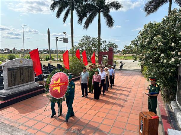 Đảng uỷ phường Bắc An Phụ tổ chức dâng hương, tri ân các Anh hùng liệt sỹ nhân dịp kỷ niệm 51 năm ngày Giải phóng  miền Nam, thống nhất đất nước (30/4/1975-30/4/2026)