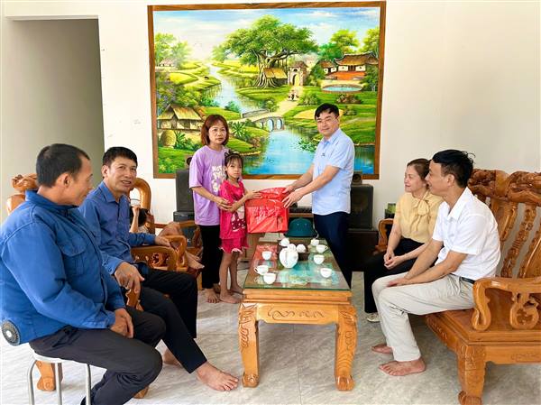 Các đồng chí lãnh đạo phường thăm, tặng quà trẻ em có hoàn cảnh khó khăn nhân Ngày Quốc tế thiếu nhi 01/6/2026