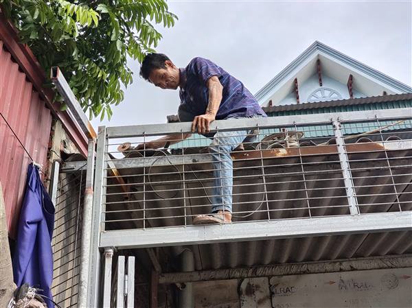 Các hộ dân đồng thuận, tự giác tháo gỡ công trình vi phạm hàng lang an toàn giao thông đường bộ