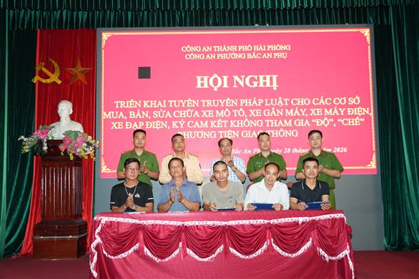 Công an phường Bắc An Phụ tuyên truyền pháp luật cho các cơ sở mua, bán, sửa chữa xe mô tô, xe gắn máy, xe máy điện, xe đạp điện, ký cam kết không tham gia “độ”,  “chế” phương tiện giao thông