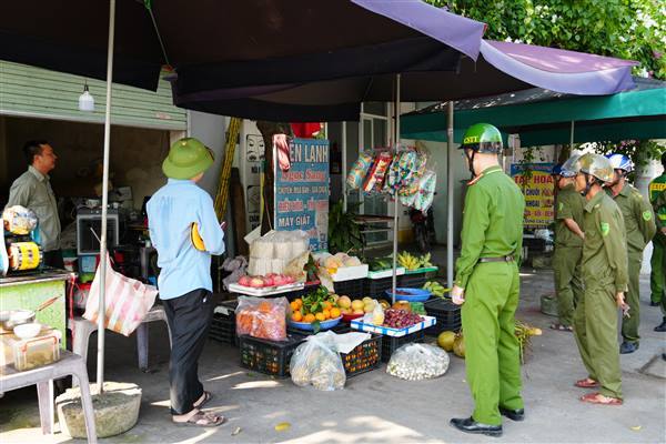 Ban an toàn giao thông phường ra quân lập lại trật tự  hè phố, hành lang an toàn giao thông đường bộ