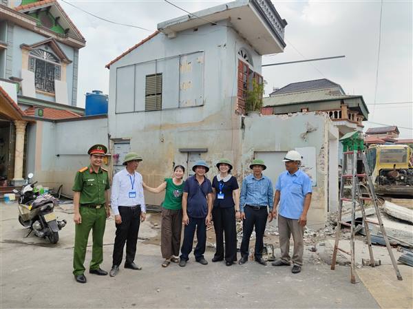 UBND phường biểu dương một số hộ dân tự nguyện tháo gỡ công trình trên hành lang an toàn giao thông