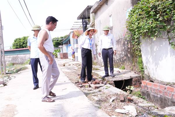 Các đồng chí lãnh đạo UBND phường kiểm tra, chỉ đạo các Tổ dân phố tập trung triển khai các dự án cải tạo, nâng cấp đường giao thông, hệ thống chiếu sáng 