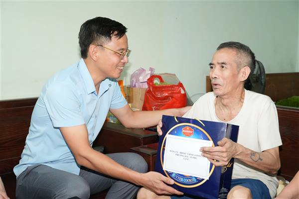 Các đồng chí lãnh đạo phường Bắc An Phụ thăm tặng quà người có công với cách mạng