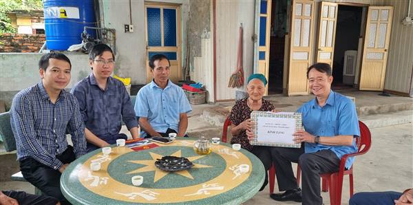CÁC ĐỒNG CHÍ LÃNH ĐẠO XÃ THĂM, TẶNG QUÀ NGƯỜI CAO TUỔI NHÂN NGÀY QUỐC TẾ NGƯỜI CAO TUỔI 1/10.
