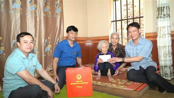  Xã Bắc Thanh Miện thăm, tặng quà Mẹ Việt Nam Anh hùng nhân dịp kỷ niệm 51 năm Ngày Giải phóng miền Nam, thống nhất đất nước (30/4/1975 - 30/4/2026)  