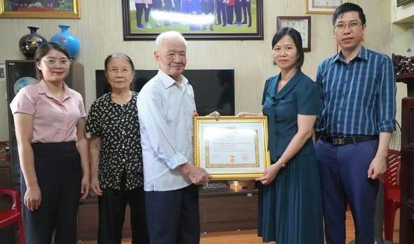 Đảng bộ xã Bắc Thanh Miện trao tặng huy hiệu Đảng cho các Đảng viên cao tuổi tại nhà 