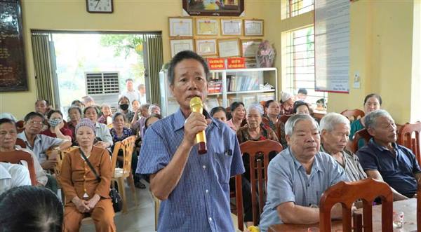 Đồng chí Bí thư Đảng uỷ xã tiếp xúc, đối thoại trực tiếp với nhân dân thôn Vĩnh Mộ 
