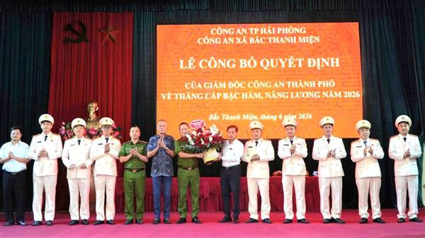 Công an xã Bắc Thanh Miện tổ chức lễ công bố quyết định thăng cấp bậc hàm, bậc lương năm 2026 cho cán bộ, chiến sĩ 
