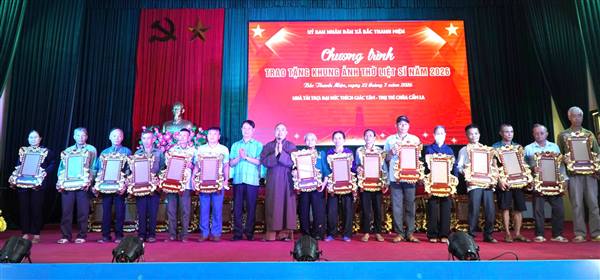 Xã Bắc Thanh Miện tổ chức chương trình trao tặng khung ảnh thờ Anh hùng Liệt sĩ cho các gia đình thờ cúng liệt sĩ.