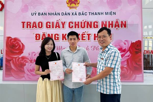 Trung tâm Phục vụ hành chính công xã Bắc Thanh Miện trao Giấy chứng nhận kết hôn cho công dân