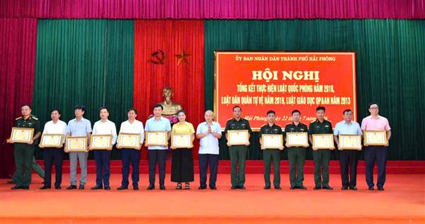 Xã Bắc Thanh Miện được tặng bằng khen của Chủ tịch UBND thành phố vì có thành tích tiêu biểu, xuất sắc trong thực hiện công tác quốc phòng, quân sự địa phương 
