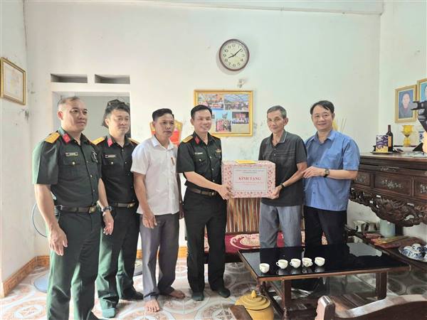 Lãnh đạo thành phố Hải Phòng thăm, tặng quà người có công nhân dịp kỷ niệm 79 năm ngày thương binh- liệt sĩ 27/7
