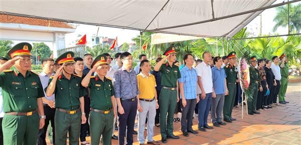 Xã Bắc Thanh Miện tổ chức lễ dâng hoa, dâng hương tưởng niệm các anh hùng liệt sĩ và triển khai lấy mẫu phẩm hài cốt liệt sĩ chưa xác định được thông tin tại các nghĩa trang liệt sĩ trên đại bàn
