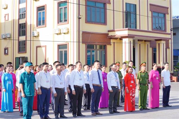 CÁN BỘ, CÔNG CHỨC, CÔNG AN PHƯỜNG BẠCH ĐẰNG THỰC HIỆN LỄ CHÀO CỜ, SINH HOẠT CHÍNH TRỊ DƯỚI CỜ ĐẦU THÁNG 8/2025