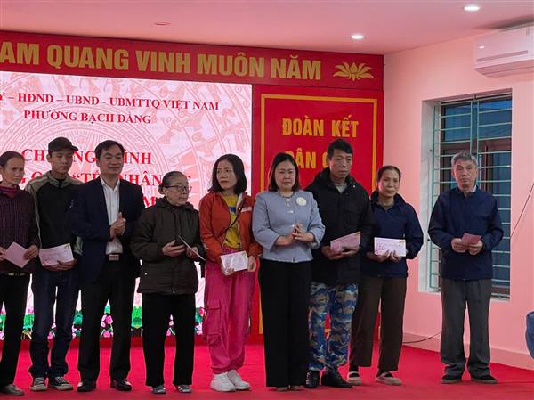 MẶT TRẬN TỔ QUỐC VIỆT NAM PHƯỜNG BẠCH ĐẰNG TỔ CHỨC CHƯƠNG TRÌNH “TẾT NHÂN ÁI” TRAO QUÀ CHO CÁC GIA ĐÌNH KHÓ KHĂN, YẾU THẾ NHÂN DỊP ĐÓN XUÂN BÍNH NGỌ 2026