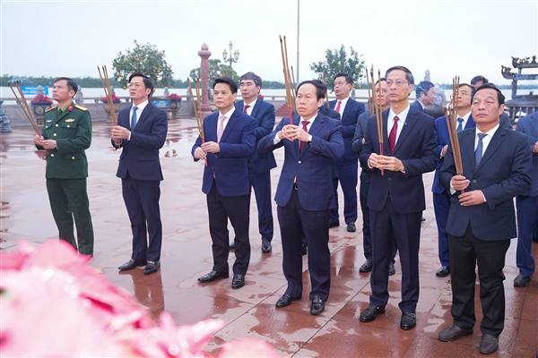 LÃNH ĐẠO THÀNH PHỐ DÂNG HƯƠNG TƯỞNG NIỆM TẠI KHU DI TÍCH LỊCH SỬ CẤP QUỐC GIA BẠCH ĐẰNG GIANG