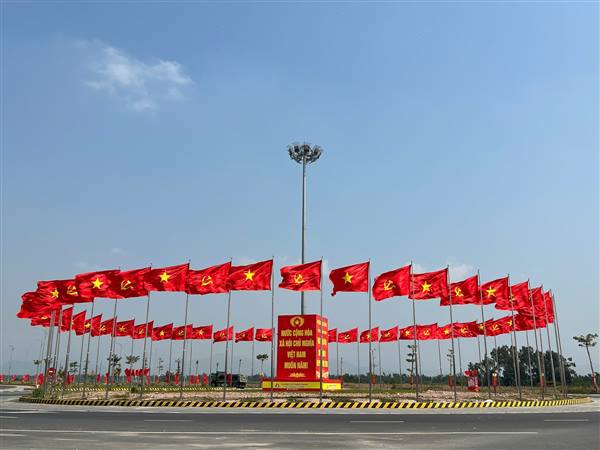 Quyết định phê duyệt nhiệm vụ và dự toán kinh phí thực hiện công trình Xây dựng, lắp đặt đảo cờ tại vòng xuyến chân cầu Bến Rừng