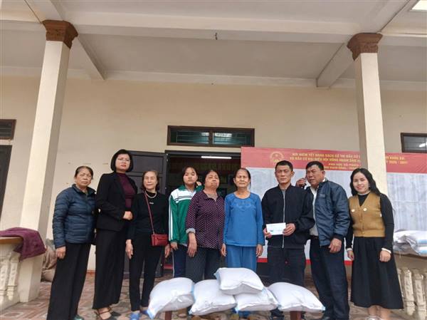 HỘI NÔNG DÂN VÀ HỘI LIÊN HIỆP PHỤ NỮ PHƯỜNG BẠCH ĐẰNG VẬN ĐỘNG CÁC NHÀ HẢO TÂM ỦNG HỘ CÁC GIA ĐÌNH HỘI VIÊN CÓ HOÀN CẢNH KHÓ KHĂN