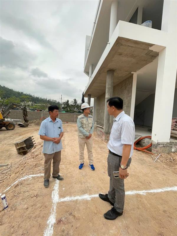 ĐỒNG CHÍ CHỦ TỊCH ỦY BAN NHÂN DÂN PHƯỜNG BẠCH ĐẰNG TRỰC TIẾP KIỂM TRA TIẾN ĐỘ THI CÔNG CÔNG TRÌNH TRƯỜNG THCS MINH ĐỨC