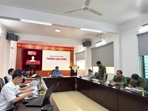 THƯỜNG TRỰC ĐẢNG ỦY PHƯỜNG BẠCH ĐẰNG NGHE BÁO CÁO VỀ HOẠT ĐỘNG CỦA CÔNG AN PHƯỜNG VÀ TÌNH HÌNH AN NINH, TRẬT TỰ TRÊN ĐỊA BÀN