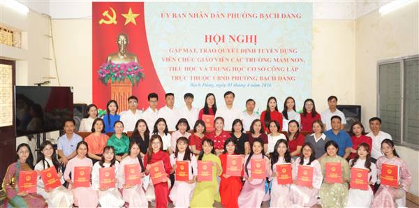 UBND PHƯỜNG BẠCH ĐẰNG TỔ CHỨC HỘI NGHỊ GẶP MẶT, TRAO QUYẾT ĐỊNH TUYỂN DỤNG VIÊN CHỨC GIÁO VIÊN NĂM HỌC 2025 - 2026