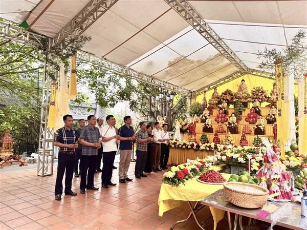 ĐOÀN ĐẠI BIỂU PHƯỜNG BẠCH ĐẰNG DÂNG HƯƠNG TƯỞNG NIỆM HOÀNG ĐẾ LÊ ĐẠI HÀNH