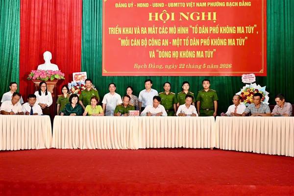 PHƯỜNG BẠCH ĐẰNG RA MẮT CÁC MÔ HÌNH “TỔ DÂN PHỐ KHÔNG MA TUÝ”; “MỖI CÁN BỘ CÔNG AN-MỘT TỔ DÂN PHỐ KHÔNG MA TUÝ” VÀ “DÒNG HỌ KHÔNG MA TUÝ”