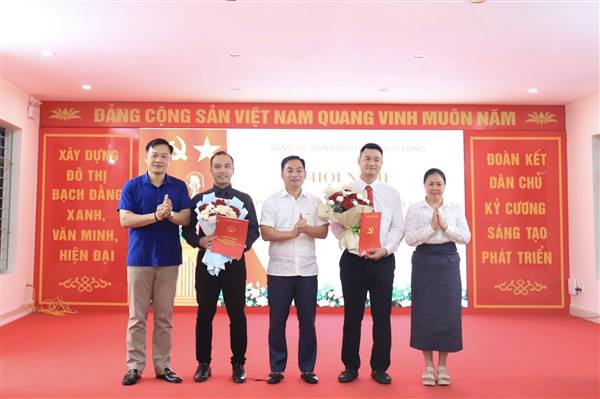 PHƯỜNG BẠCH ĐẰNG TỔ CHỨC HỘI NGHỊ CÔNG BỐ CÁC QUYẾT ĐỊNH VỀ CÔNG TÁC CÁN BỘ