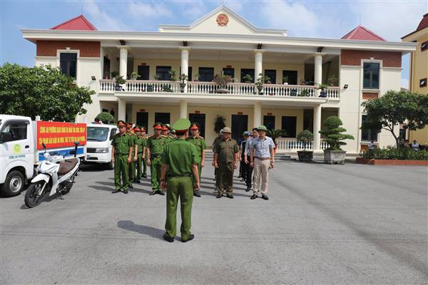 PHƯỜNG BẠCH ĐẰNG RA QUÂN LẬP LẠI TRẬT TỰ VỈA HÈ, LÒNG ĐƯỜNG, ĐẢM BẢO AN TOÀN GIAO THÔNG