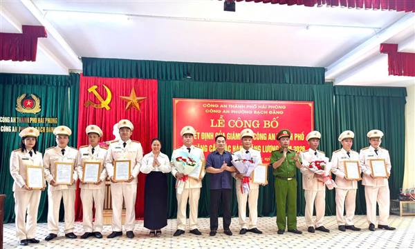 CÔNG AN PHƯỜNG CÔNG BỐ QUYẾT ĐỊNH CỦA GIÁM ĐỐC CÔNG AN THÀNH PHỐ VỀ THĂNG CẤP QUÂN HÀM VÀ TĂNG LƯƠNG CHO CÁN BỘ, CHIẾN SĨ NĂM 2026