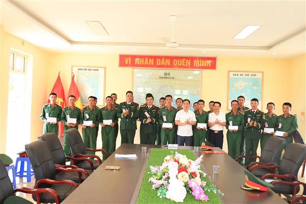 LÃNH ĐẠO PHƯỜNG BẠCH ĐẰNG THAM DỰ LỄ TUYÊN THỆ CHIẾN SĨ MỚI NĂM 2026; THĂM HỎI ĐỘNG VIÊN CÁC CHIỄN SĨ LÀ CÔNG DÂN PHƯỜNG BẠCH ĐẰNG TẠI  ĐƠN VỊ