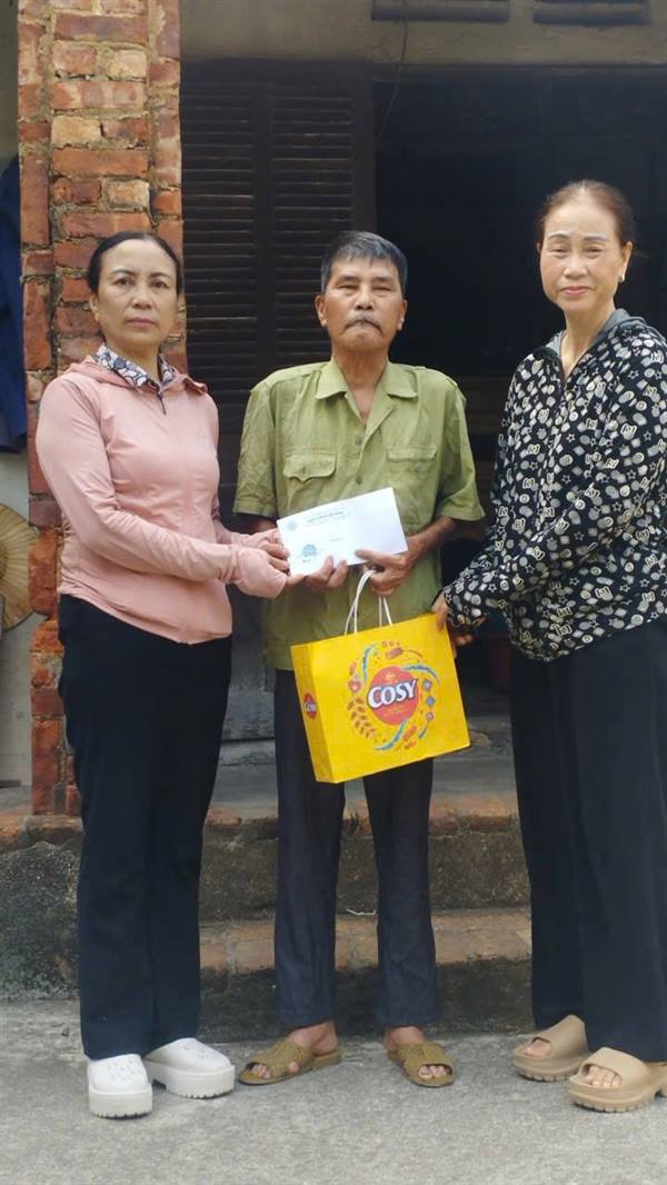 HỘI CHỮ THẬP ĐỎ PHƯỜNG BẠCH ĐẰNG THĂM HỎI, TẶNG QUÀ NGƯỜI YẾU THẾ, KHÓ KHĂN