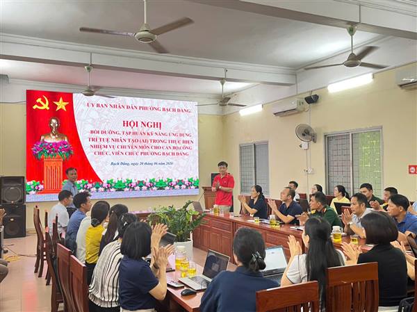 ỦY BAN NHÂN DÂN PHƯỜNG BẠCH ĐẰNG TỔ CHỨC HỘI NGHỊ BỒI DƯỠNG, TẬP HUẤN KỸ NĂNG ỨNG DỤNG TRÍ TUỆ NHÂN TẠO (AI) CHO ĐỘI NGŨ CÁN BỘ, CÔNG CHỨC, VIÊN CHỨC NĂM 2026