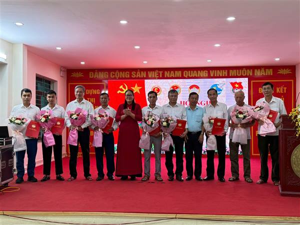 PHƯỜNG BẠCH ĐẰNG CÔNG BỐ CÁC QUYẾT ĐỊNH VỀ CÔNG TÁC TỔ CHỨC, CÁN BỘ ỦY BAN MTTQ VIỆT NAM, CÁC TỔ CHỨC CHÍNH TRỊ- XÃ HỘI SAU SÁP NHẬP TỔ DÂN PHỐ