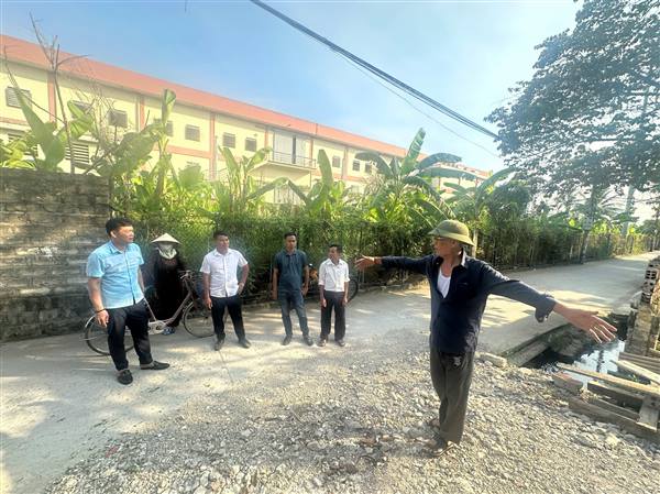 ĐỒNG CHÍ NGUYỄN HOÀNG MINH - PHÓ BÍ THƯ, CHỦ TỊCH UBND PHƯỜNG KIỂM TRA HỆ THỐNG MƯƠNG TIÊU THOÁT NƯỚC TẠI KHU VỰC LÁNG RUỐC (NGŨ LÃO) THEO KIẾN NGHỊ CỦA NHÂN DÂN TẠI HỘI NGHỊ ĐỐI THOẠI GIỮA BÍ THƯ ĐẢNG ỦY, CHỦ TỊCH HĐND VÀ CHỦ TỊCH UBND PHƯỜNG VỚI NHÂN DÂN NĂM 2026