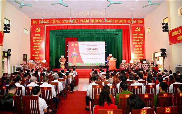 KỶ NIỆM 01 NĂM THÀNH LẬP PHƯỜNG BẠCH ĐẰNG; CÔNG BỐ CÁC NGHỊ QUYẾT, QUYẾT ĐỊNH VỀ TỔ CHỨC BỘ MÁY PHÒNG CHUYÊN MÔN, TỔ DÂN PHỐ SAU SẮP XẾP, TIẾP TỤC NÂNG CAO HIỆU LỰC, HIỆU QUẢ HOẠT ĐỘNG CHÍNH QUYỀN ĐỊA PHƯƠNG HAI CẤP